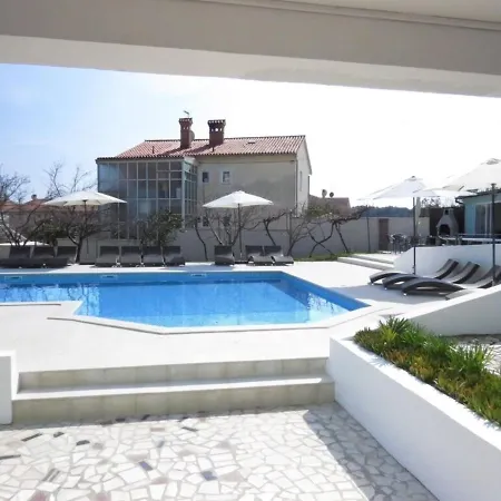 Resindenz Benni Mit Beheiztem Grossem Pool Apartment Medulin