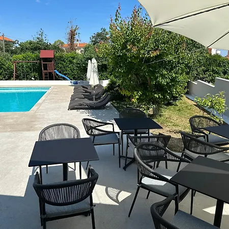 Resindenz Benni Mit Beheiztem Grossem Pool Medulin